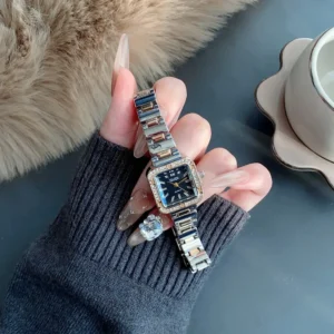 Reloj cuadrado con zirconias negro